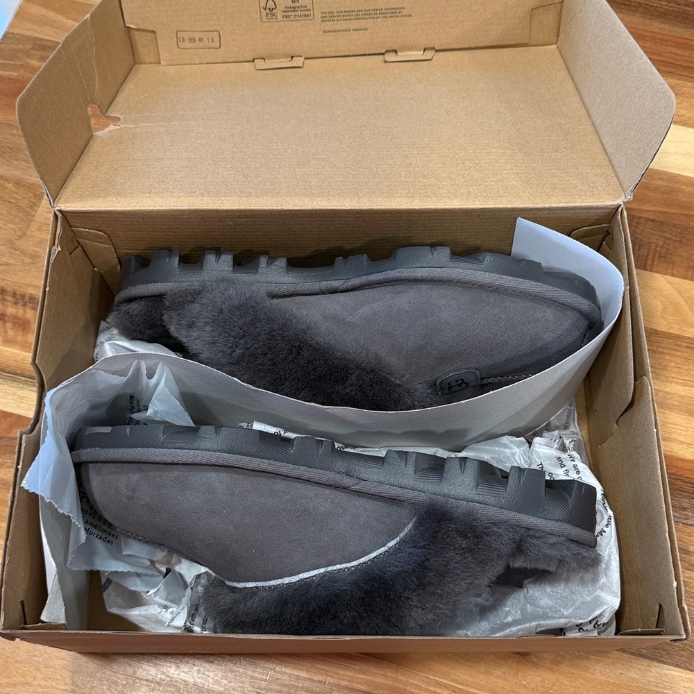 NWT UGG Women's Charcoal Sheepskin Slippers - Picture 9 of 9